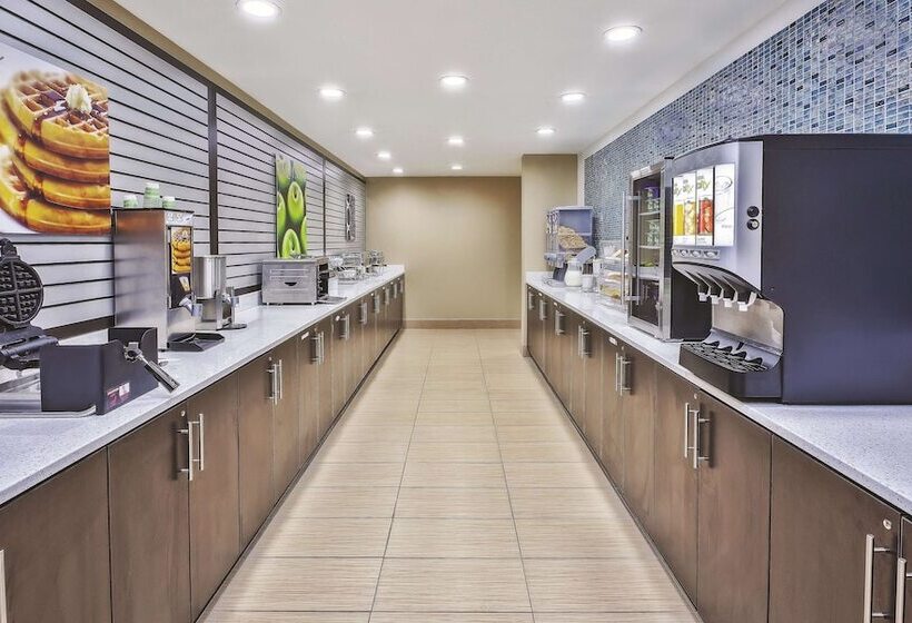 Отель La Quinta By Wyndham Niagara Falls