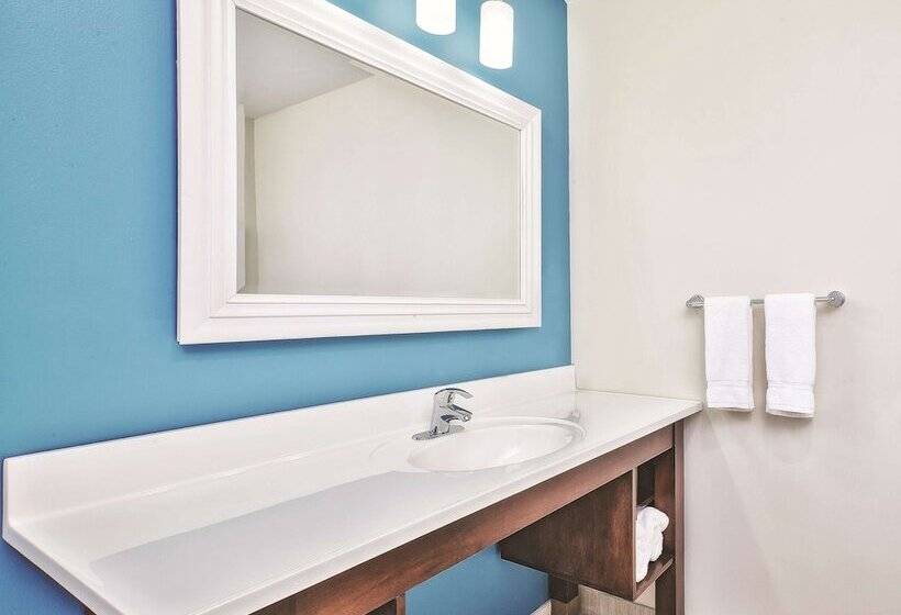 Отель La Quinta By Wyndham Niagara Falls