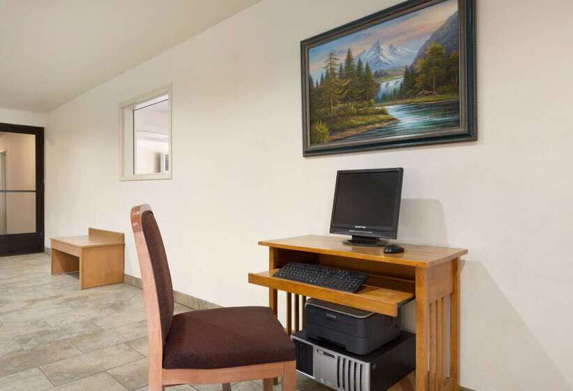 Отель Travelodge By Wyndham Belen