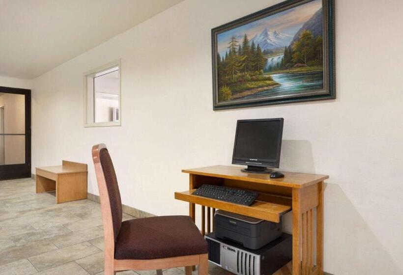 Отель Travelodge By Wyndham Belen