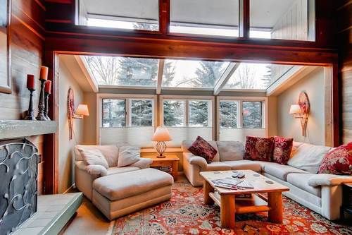 International Village In Warm Springs By Alpine Lodging