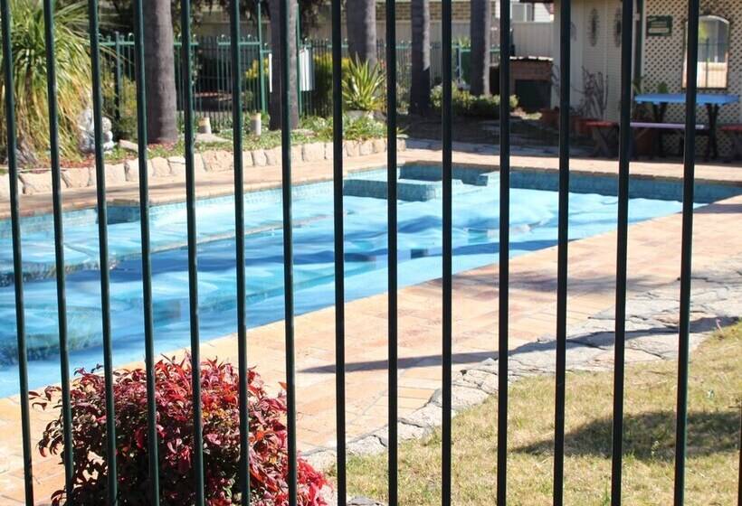 فندق على الطريق Town And Country Motor Inn