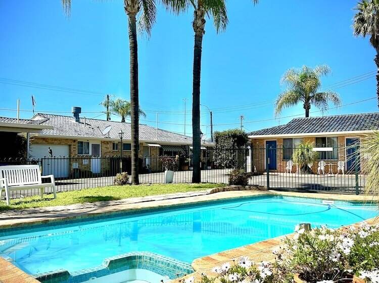 فندق على الطريق Town And Country Motor Inn