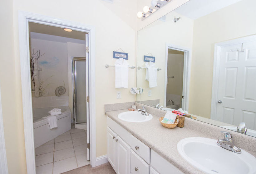 Lighthouse Condos By Hosteeva