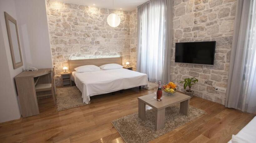 Tifani Luxury Rooms 2