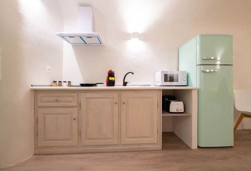 White Orchid Cave House & Studio