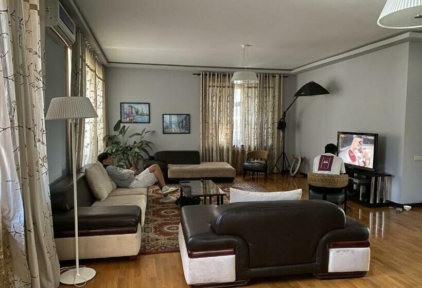 هاستل Ayla Green