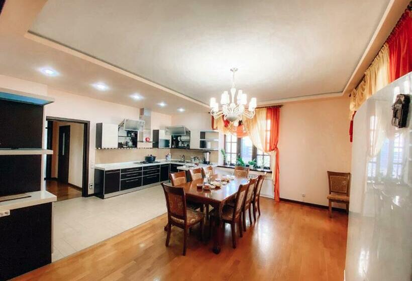 هاستل Ayla Green