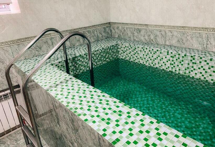 هاستل Ayla Green