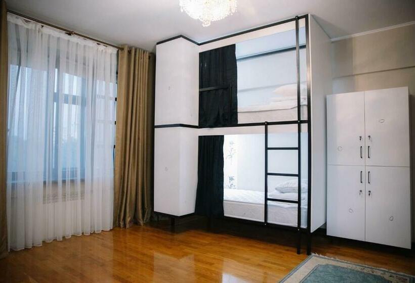 هاستل Ayla Green