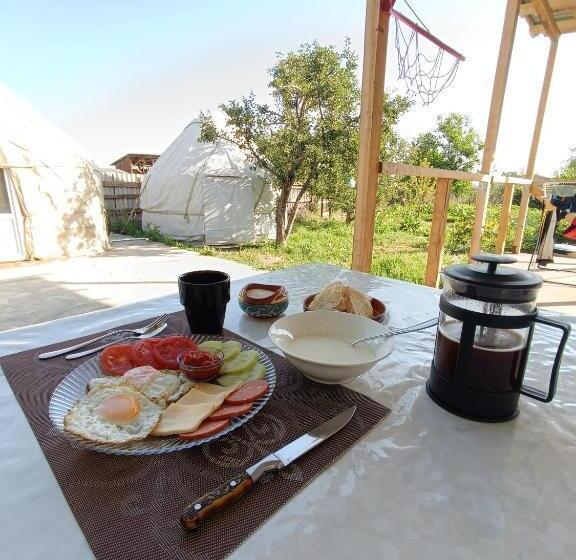 تختخواب و صبحانه Yurt Stay In Downtown