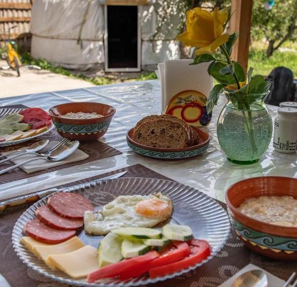 تختخواب و صبحانه Yurt Stay In Downtown