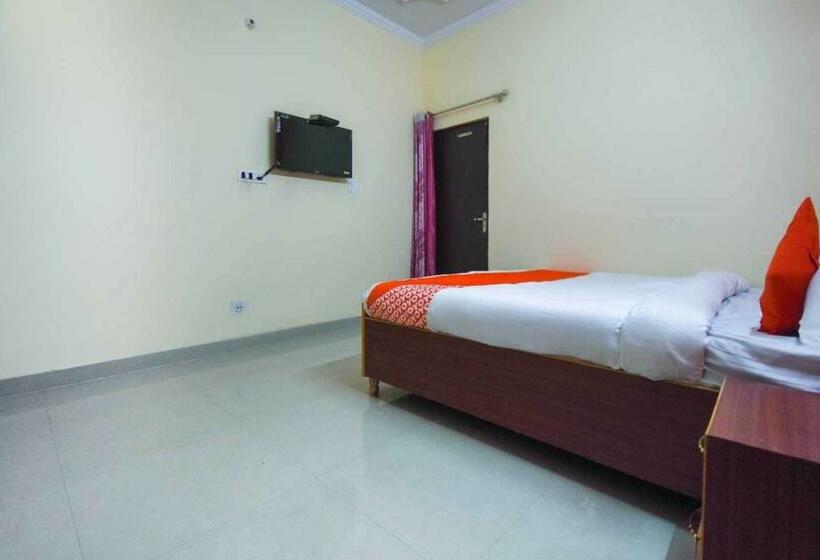 Hotel Super Oyo Flagship Apple Green