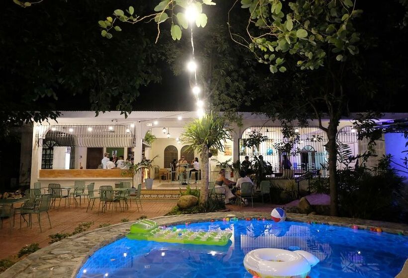 هاستل Mad Monkey Dumaguete