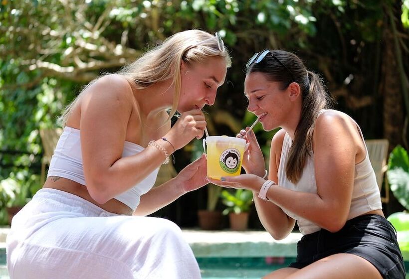 هاستل Mad Monkey Dumaguete