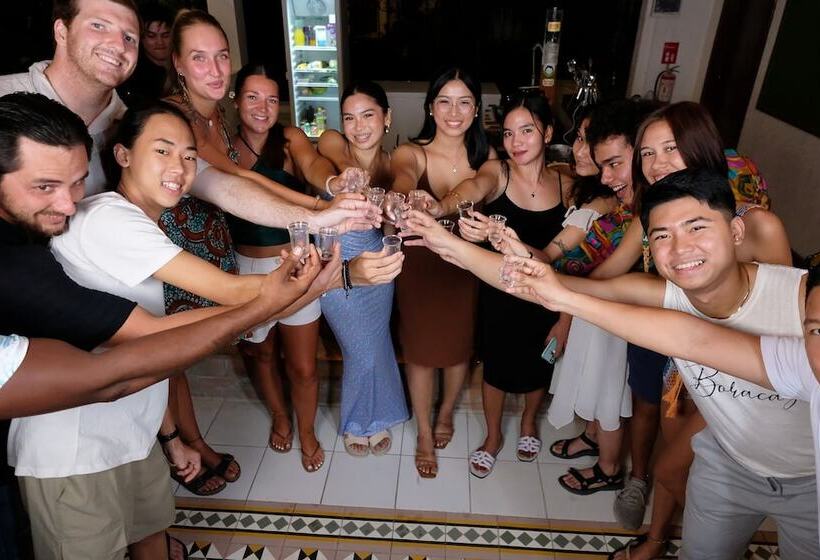 هاستل Mad Monkey Dumaguete