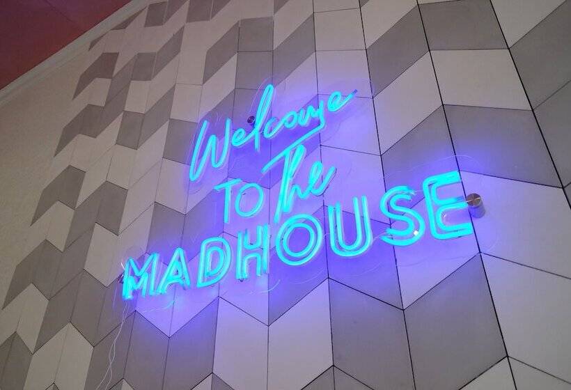 هاستل Mad Monkey Dumaguete