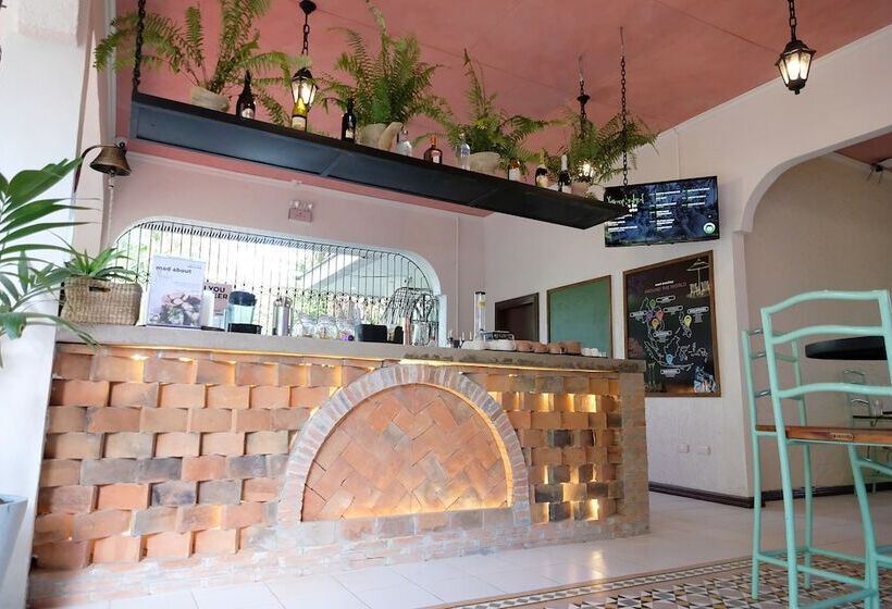 هاستل Mad Monkey Dumaguete