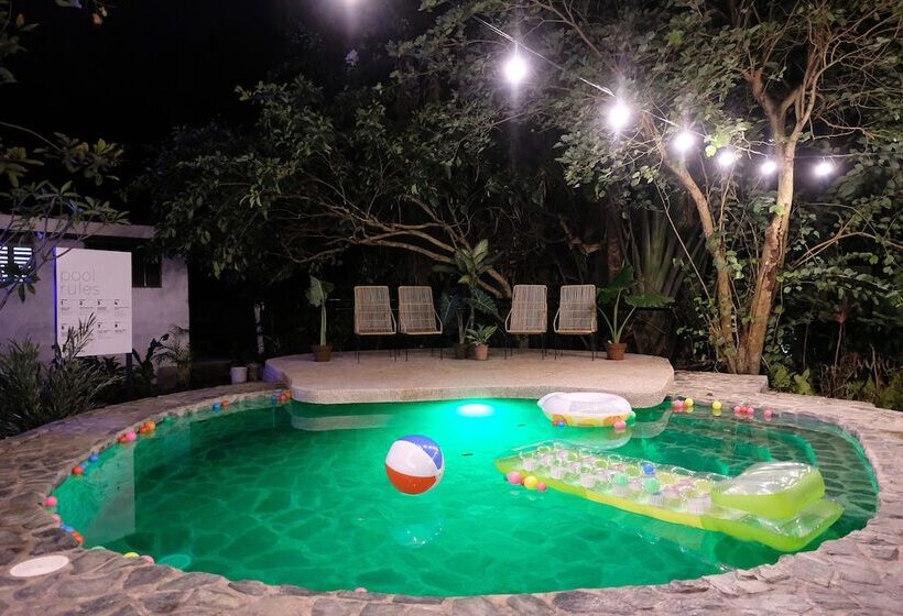 هاستل Mad Monkey Dumaguete