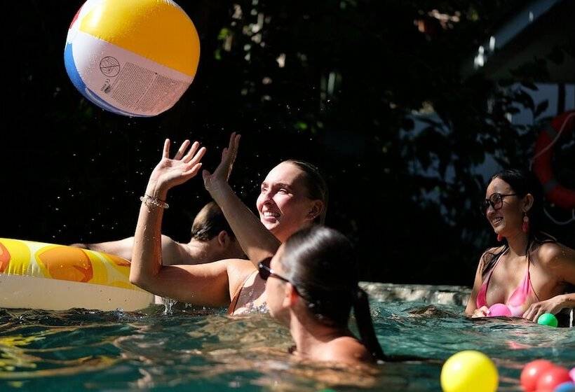 هاستل Mad Monkey Dumaguete