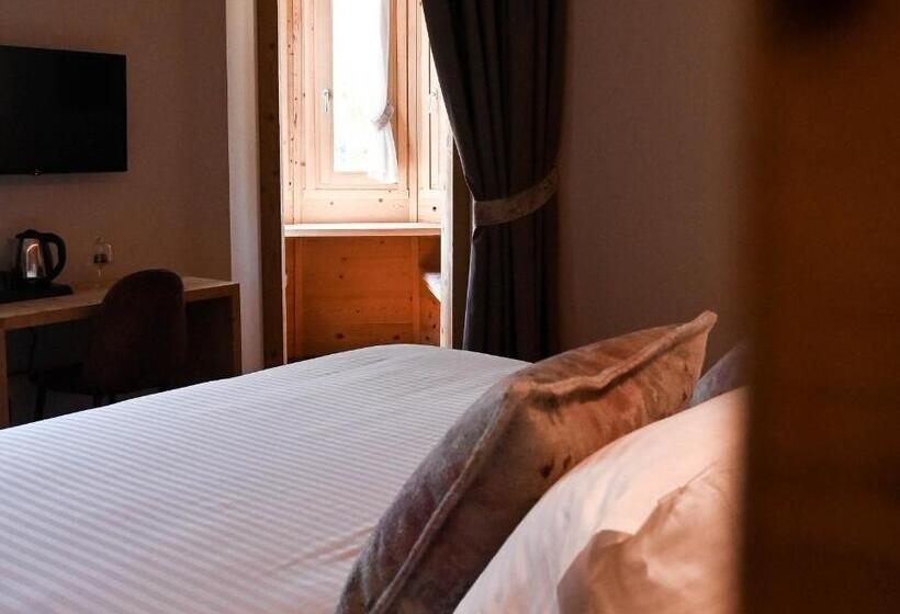 בית מלון כפרי Grey Castle Garnì&suite