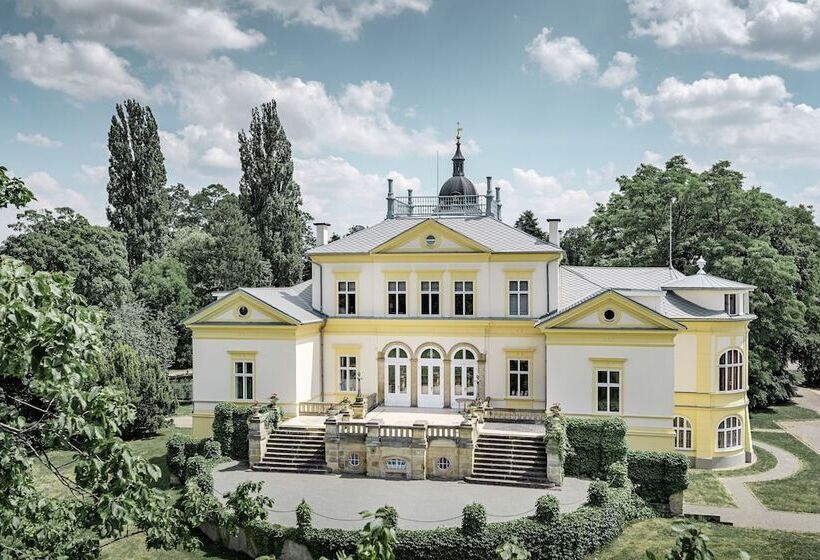 ホテル Zámek Dobřenice