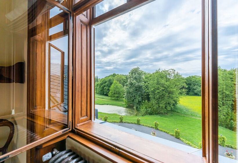 ホテル Zámek Dobřenice