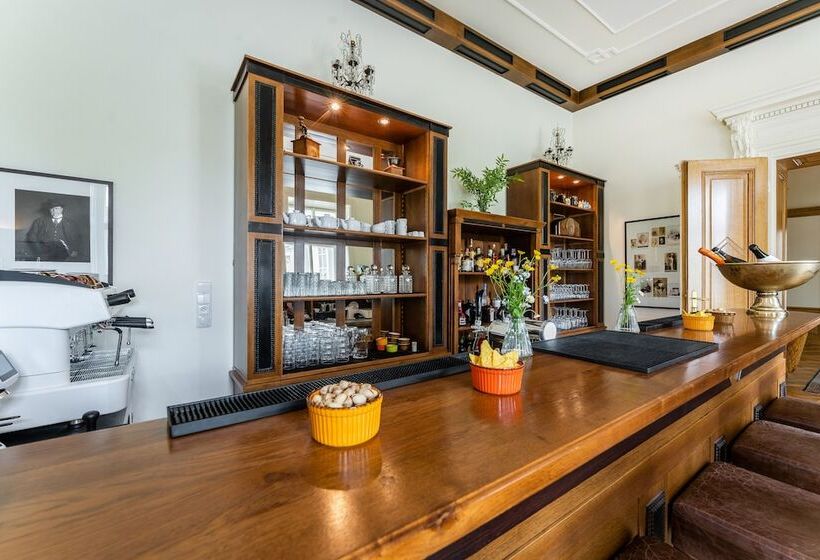 هتل Zámek Dobřenice