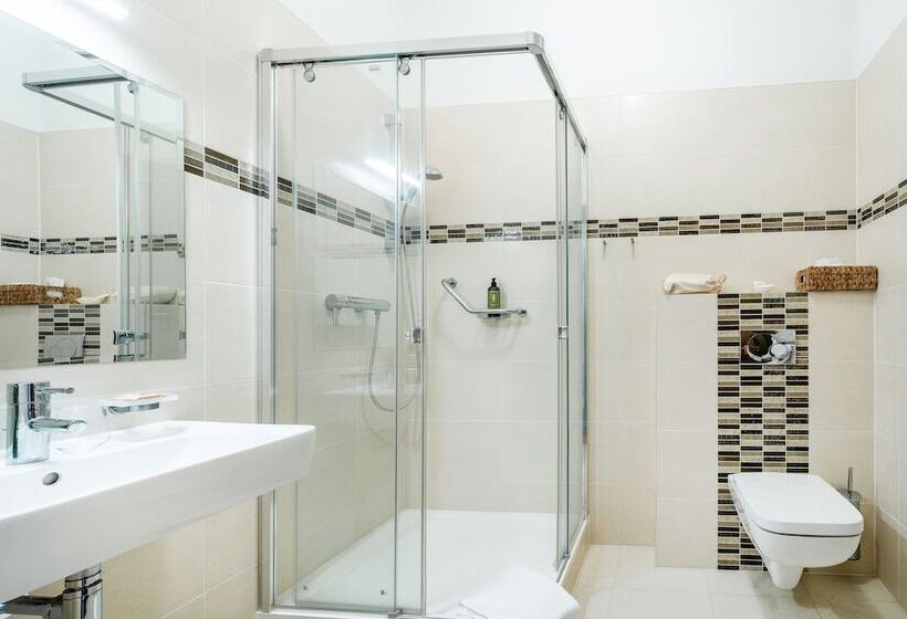 ホテル Zámek Dobřenice