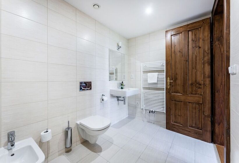 ホテル Zámek Dobřenice