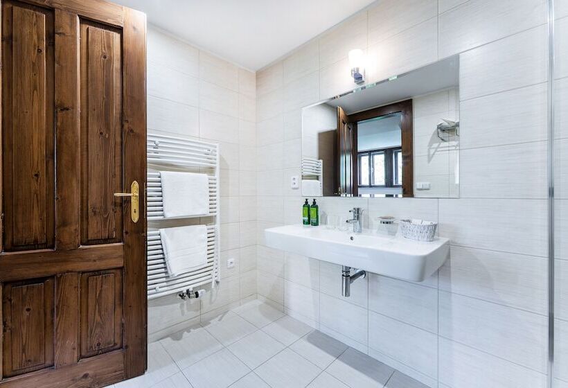 ホテル Zámek Dobřenice