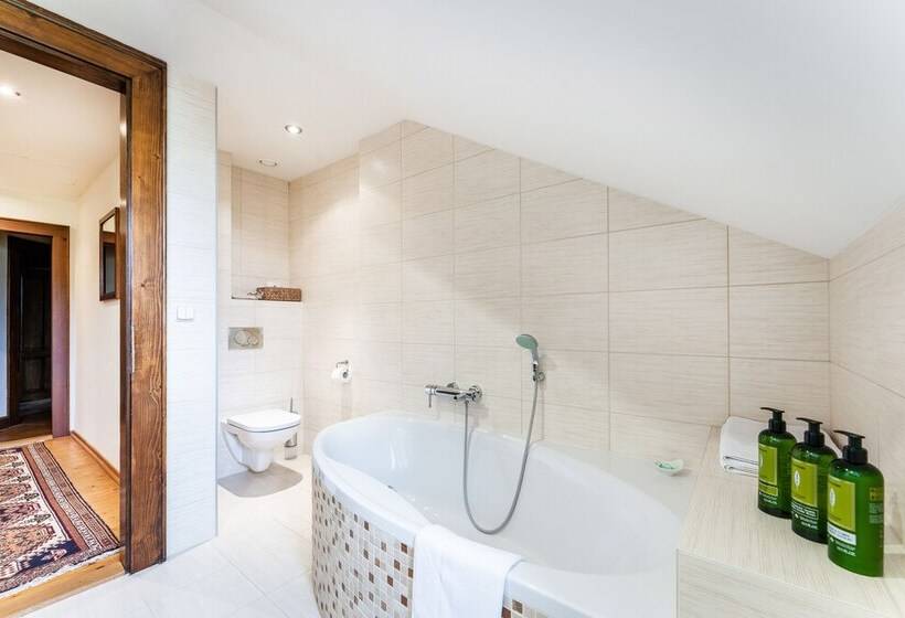 ホテル Zámek Dobřenice