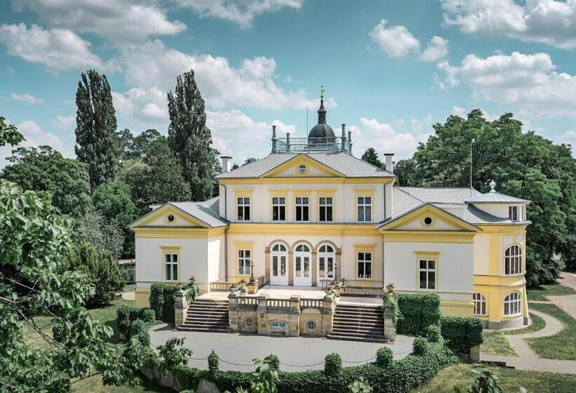 ホテル Zámek Dobřenice