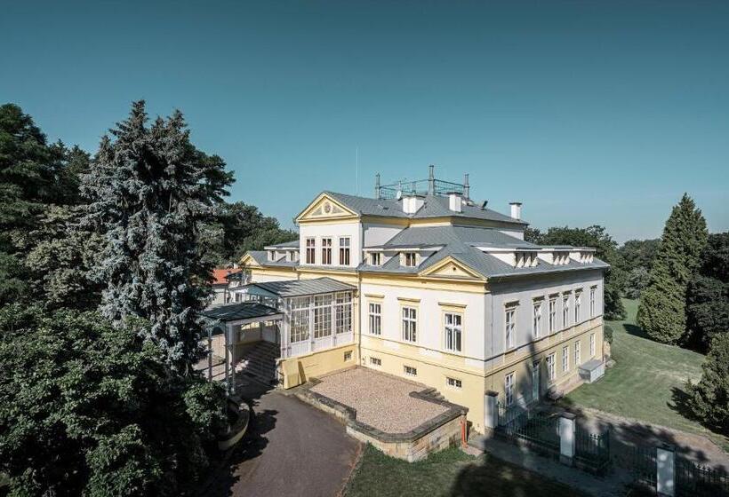 ホテル Zámek Dobřenice