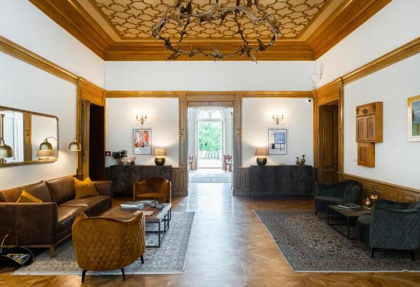 ホテル Zámek Dobřenice