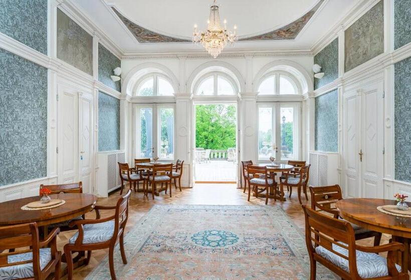 ホテル Zámek Dobřenice