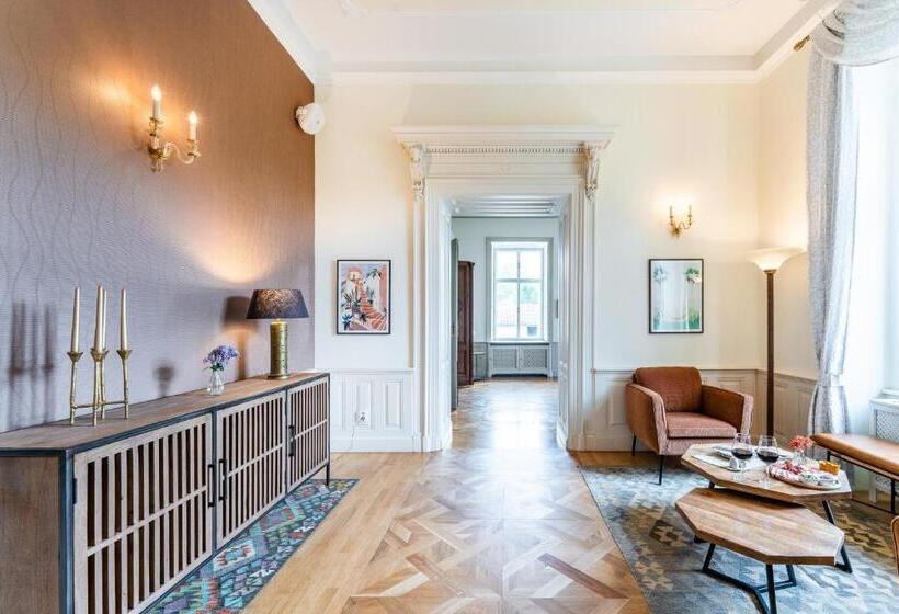 هتل Zámek Dobřenice