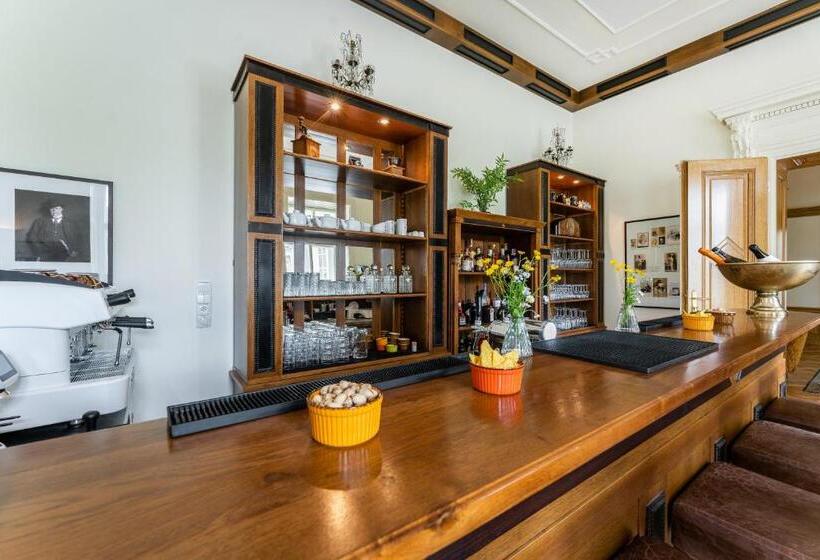 ホテル Zámek Dobřenice