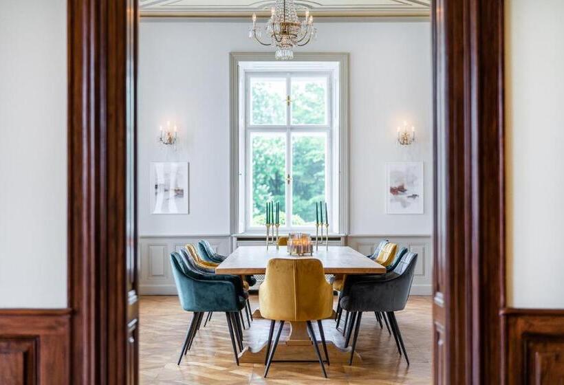 ホテル Zámek Dobřenice