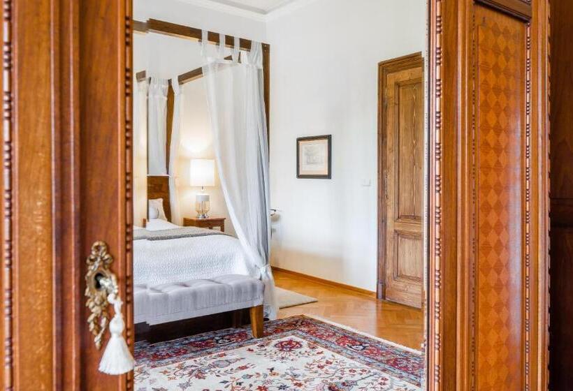 ホテル Zámek Dobřenice