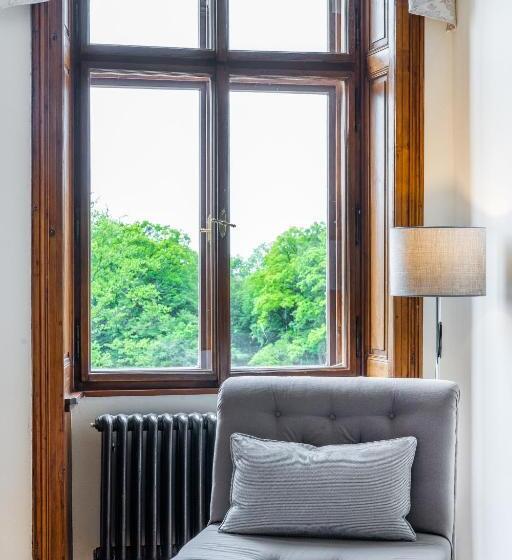 ホテル Zámek Dobřenice