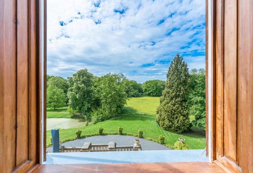 هتل Zámek Dobřenice