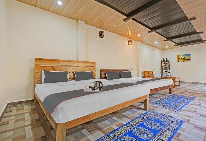 בית מלון כפרי Collection O 88138 Furbish Waterfall Resort