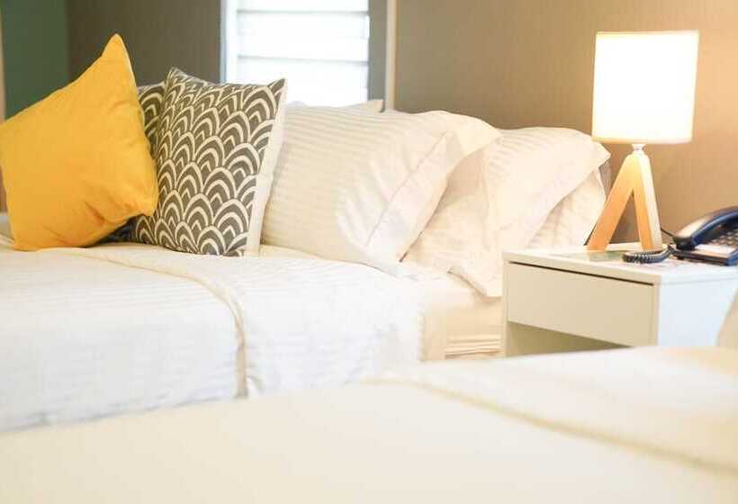 Отель Emerald Manor