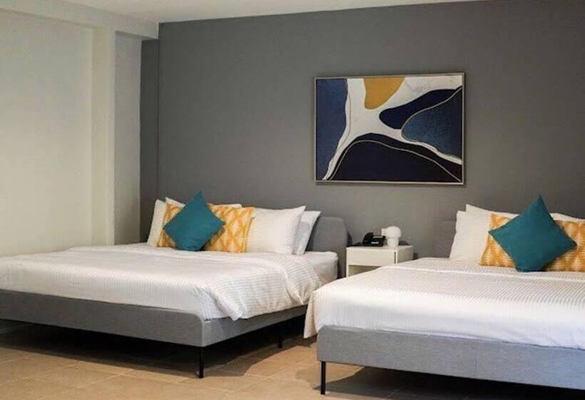 Отель Emerald Manor