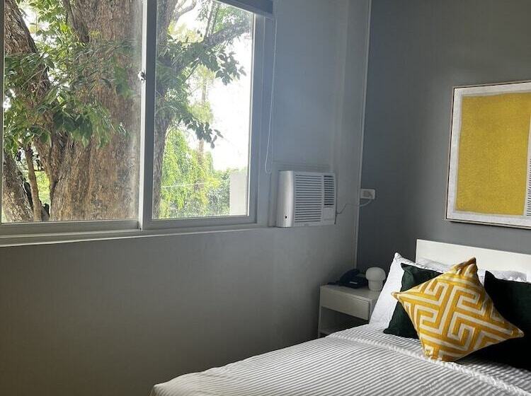 Отель Emerald Manor