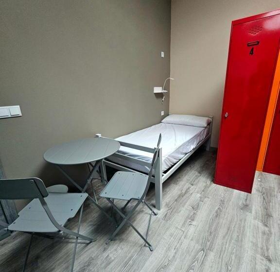 ホテル Hostel Llanes