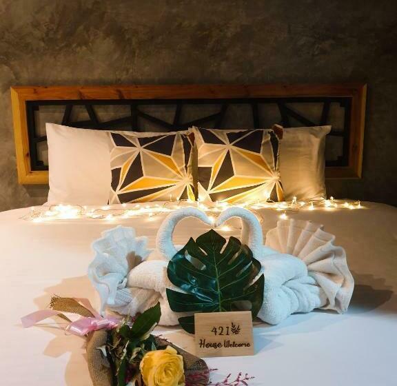 הוסטל 421 House