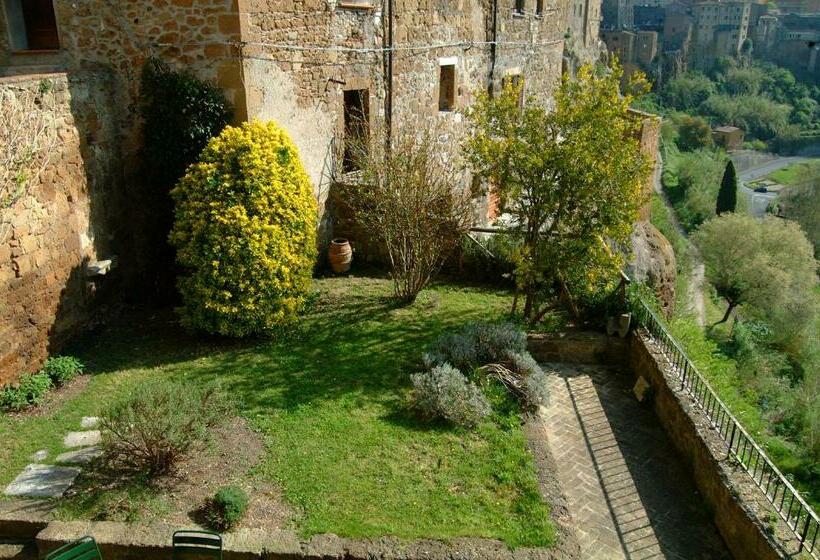 تختخواب و صبحانه Un Giardino Nel Tufo