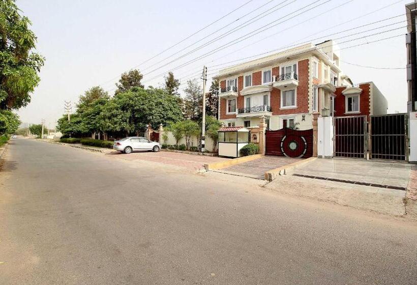 Collection O 8704 Hotel Sakshi